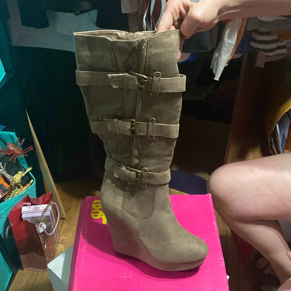 Bnwt Charlotte Russe taupe suede wedge boots size 8